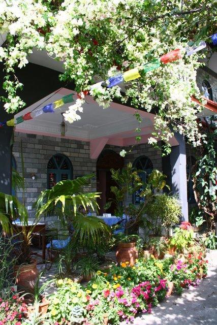 Sacred Valley Inn Покхара Экстерьер фото