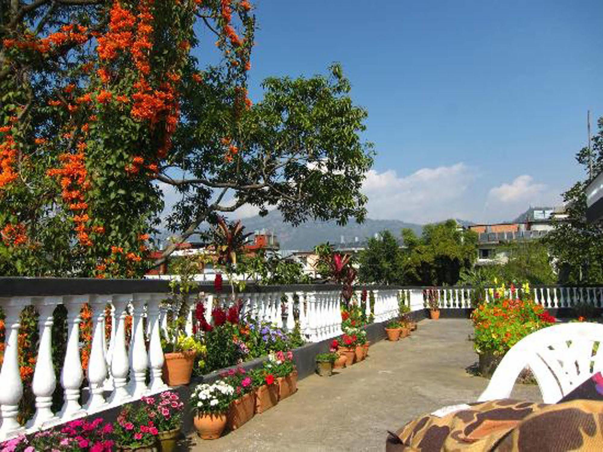Sacred Valley Inn Покхара Экстерьер фото